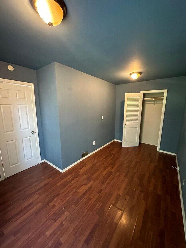 Building Photo - Lovely 2 Bedroom Home