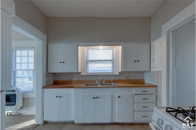 Building Photo - 856 S Millwood Ave