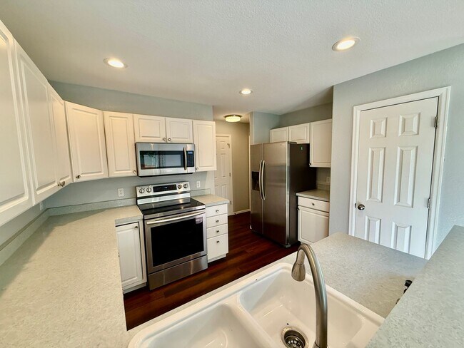 Building Photo - Beautiful 2 Bedroom Townhome- Minutes from...