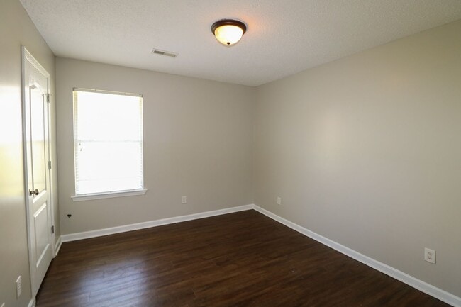 Building Photo - THIS IS A TRIPLEX GROUND FLOOR UNIT IN LINCOLN
