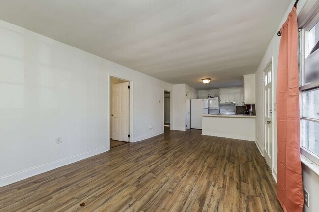 Building Photo - "Cozy 2-Bedroom Gem on Bond Street – Pet-Friendly Winston-Salem!"