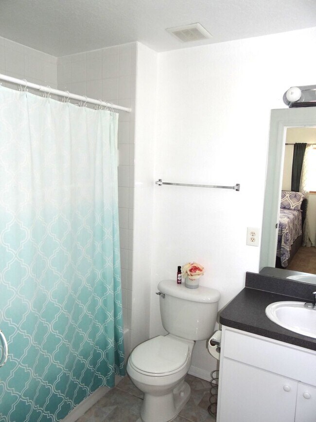 Building Photo - 2 bed 2.5 bath home only 1.5 miles to the ...