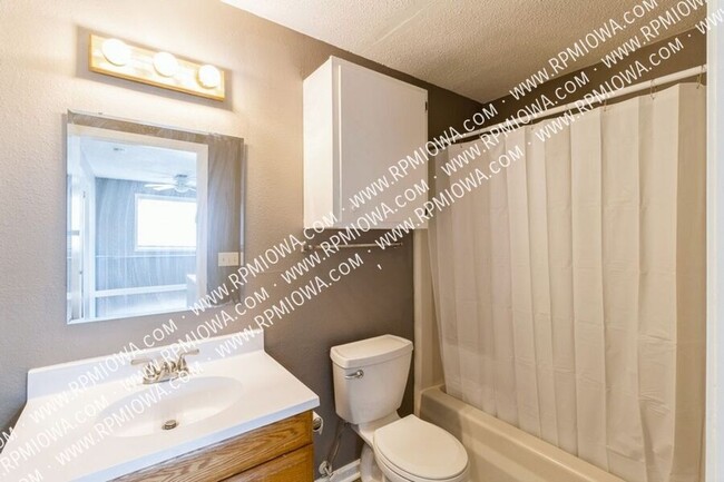 Building Photo - 317 SE Lowell Dr