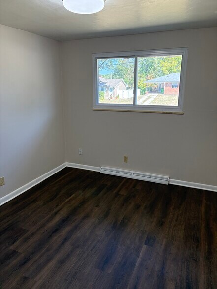 Building Photo - 415 Oak Manor Ave NE