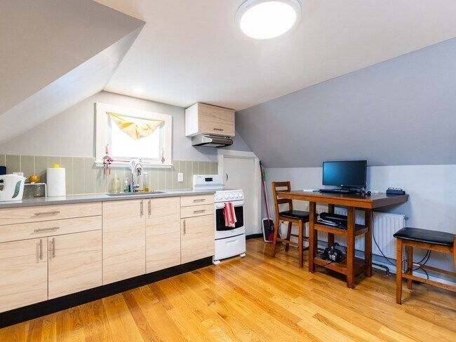 Building Photo - 20 Prescott St