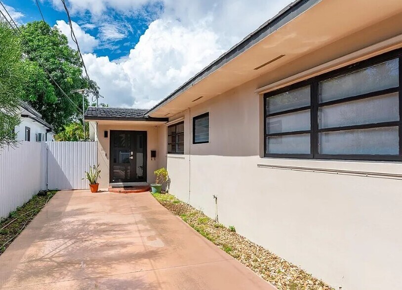 Building Photo - 250 NW 55th Ct