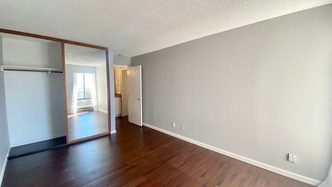 Building Photo - Breathtaking Views of SF & Bay Bridge from this Top Floor unit