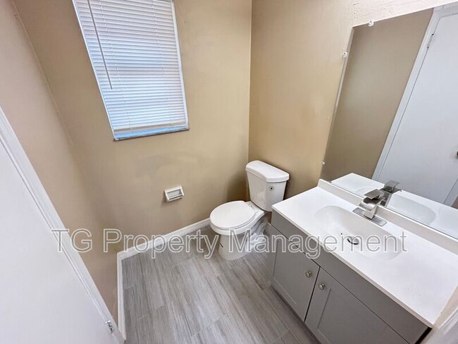 Building Photo - 467 Lombard St