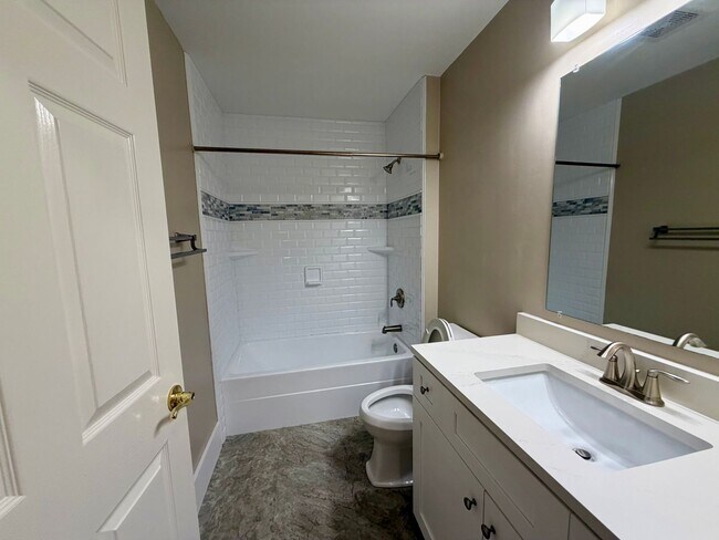 Building Photo - 4 bed 2bath with Pool