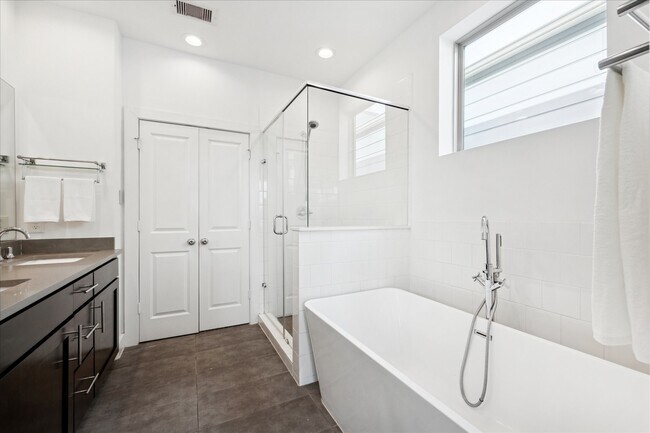 Building Photo - 2612 Bastrop St