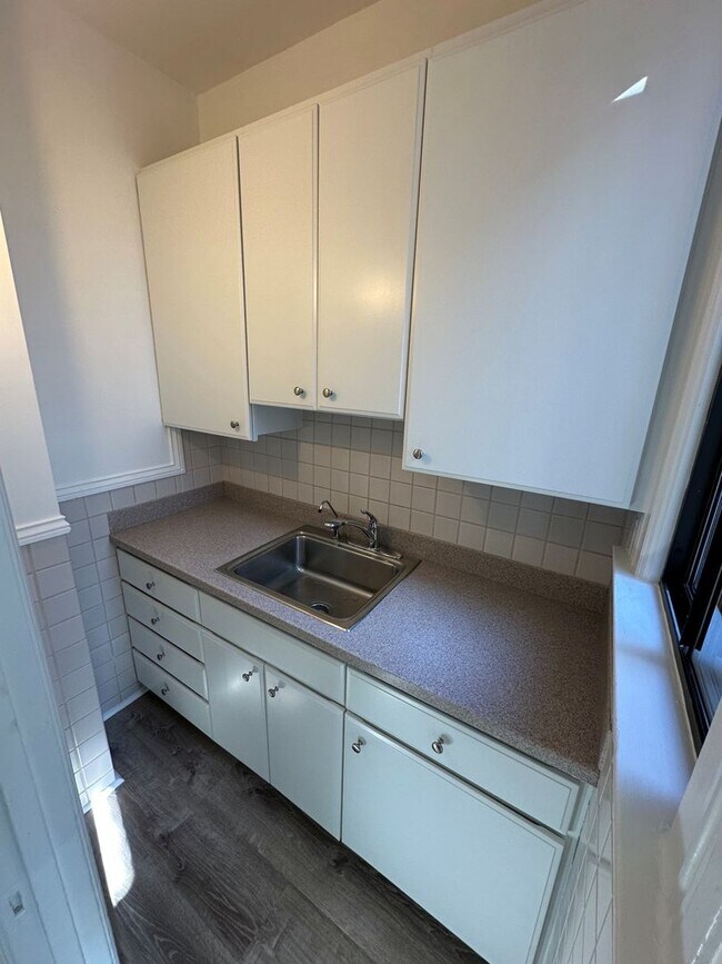 Building Photo - 1141