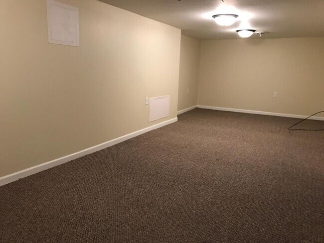 Building Photo - Charming 2-Bedroom Unit in Quiet Moline Location