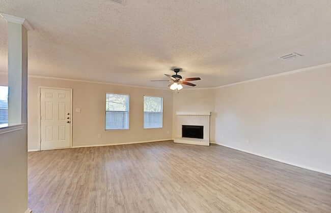 Building Photo - AVAILABLE NOW