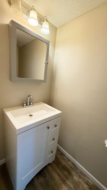 Building Photo - NORTH EAST SIDE 2 BEDROOM TOWNHOME AVAILABLE NOW!