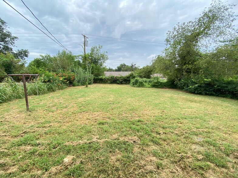 Building Photo - 3712 Woodside Dr