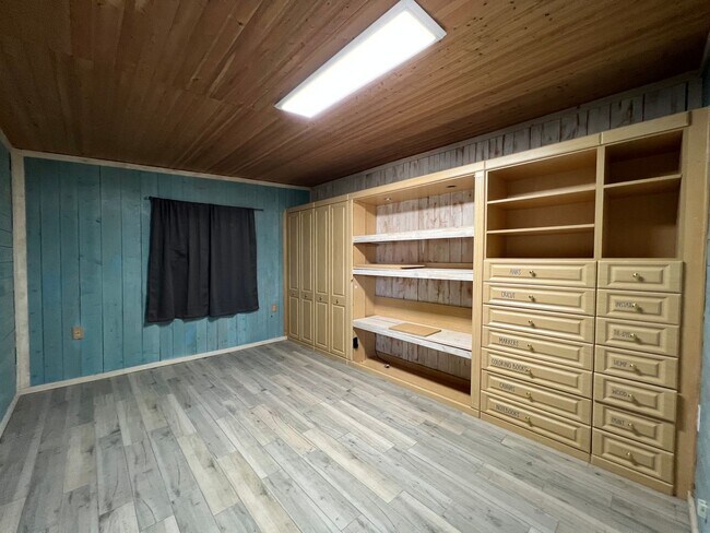 Building Photo - Spacious 3 Bedroom 2 Bath with Pool 2 Blocks from the Beach