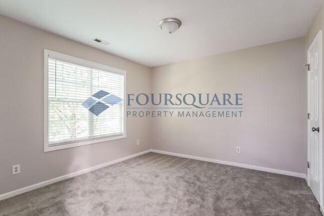 Building Photo - Townhome | Master Bedroom Walk-in Closet |...