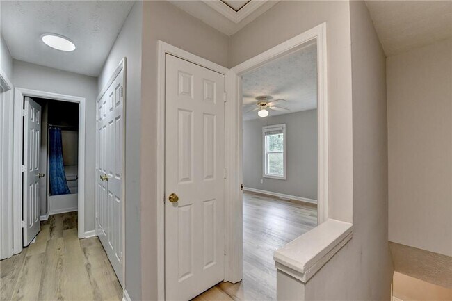 Building Photo - 3876 Meadow Creek Dr