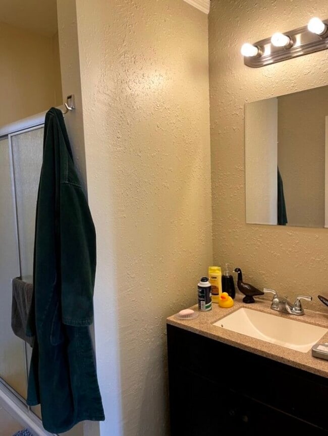 Building Photo - 3 bdrm/1 bath Country Ranch available April 1st!