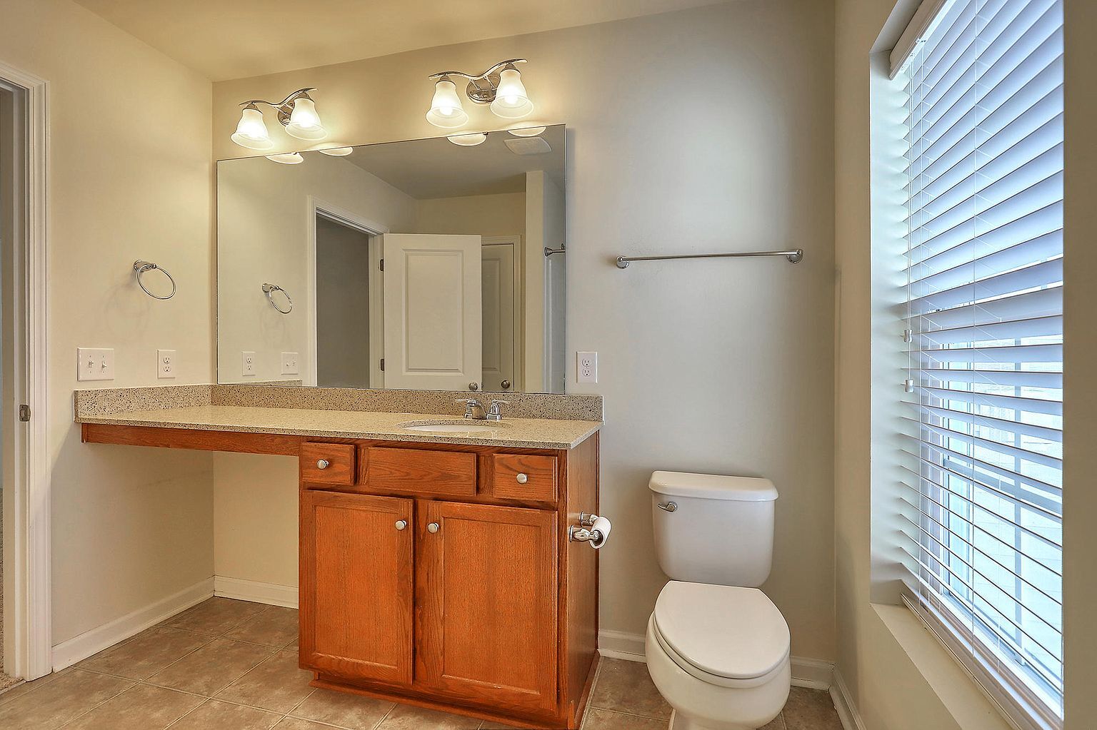 Building Photo - 1525 Oldenburg Dr