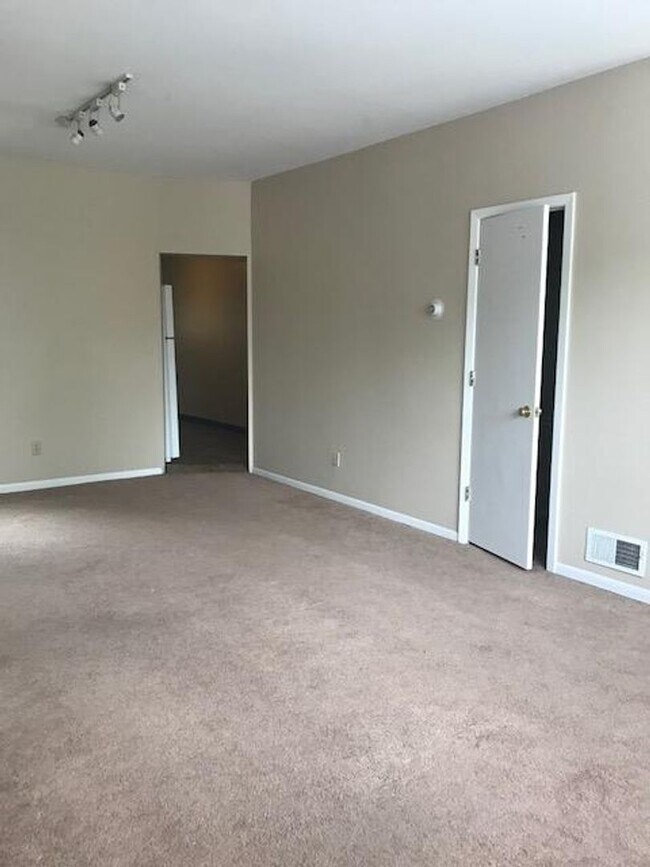 Building Photo - ENTIRE HOUSE: Cozy 2-Bedroom Home in Beaut...