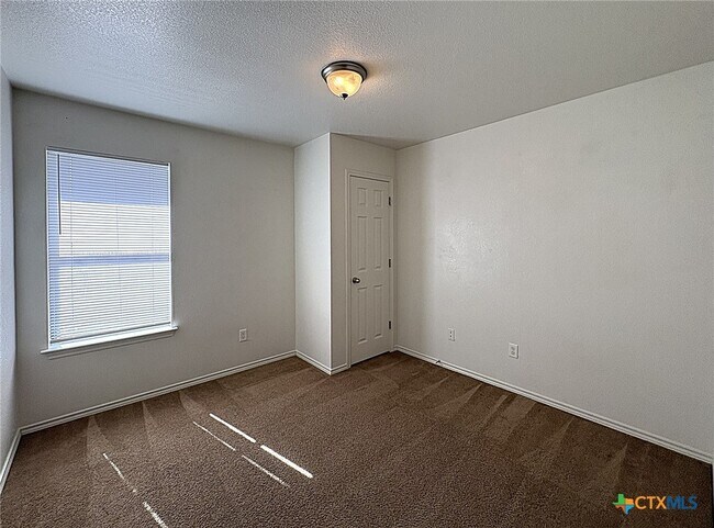 Building Photo - 2706 Ashley Dr