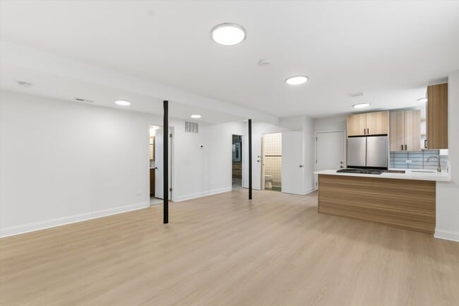 Building Photo - 5915 N Milwaukee Ave