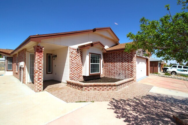 Building Photo - Beautiful Northeast Home -Utilities are a ...