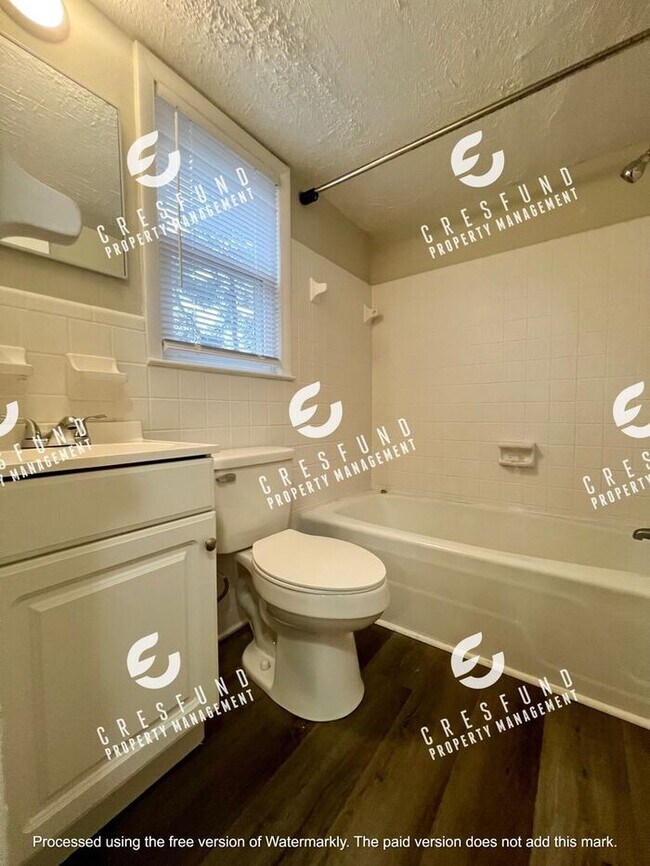 Building Photo - Spacious 1 BR 1 Bath bottom unit