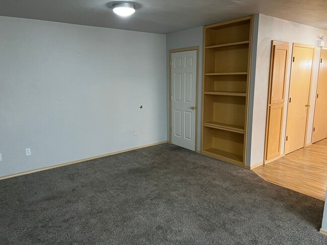 Building Photo - 2 bedroom apartment in a great neighborhood!