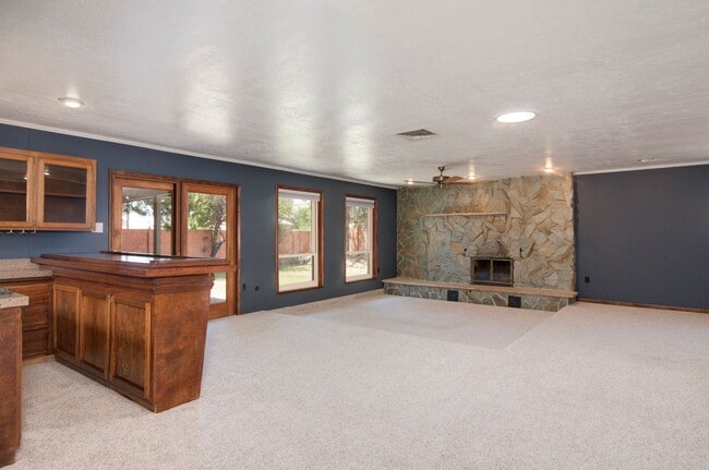Building Photo - Amazing 3 Bedroom in the Academy Neighborhood