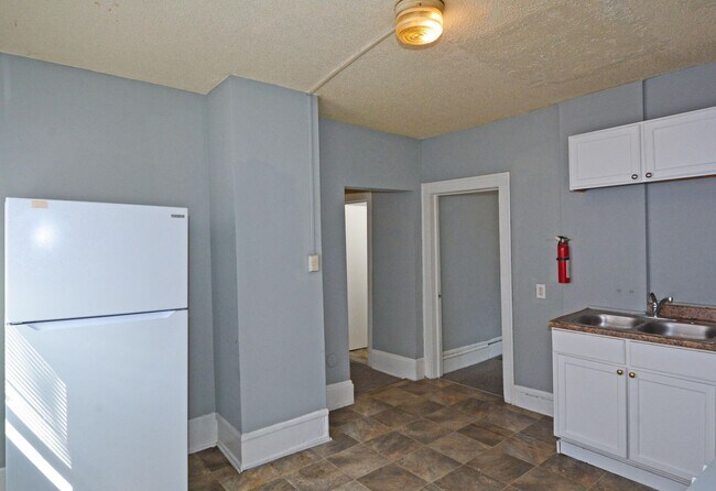 Building Photo - 3-Bed 1-Bath Lower Level Unit in Minneapolis - Available Now!