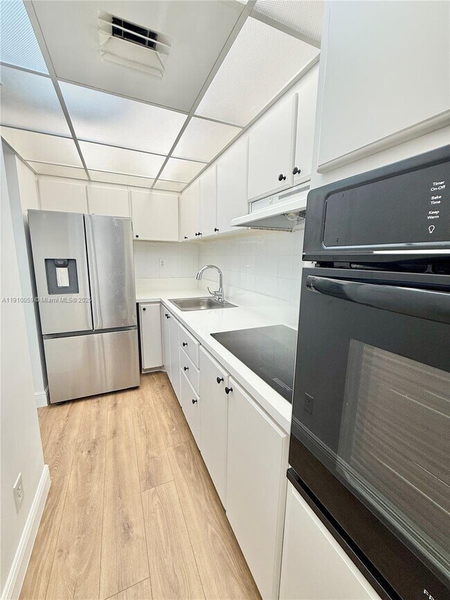 Building Photo - 1000 West Ave