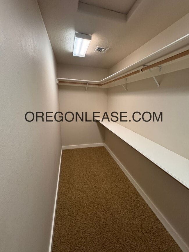 Building Photo - 4 Bedroom / 2 Bath – 1,899 Sq Ft Springfie...