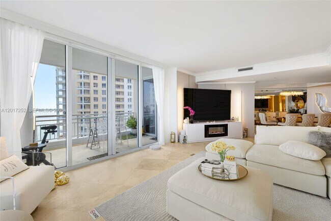 Building Photo - 848 Brickell Key Dr