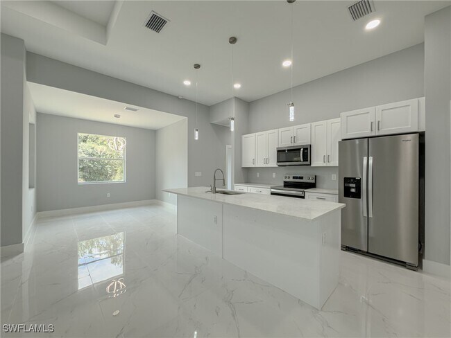 Building Photo - 438 Raymer St