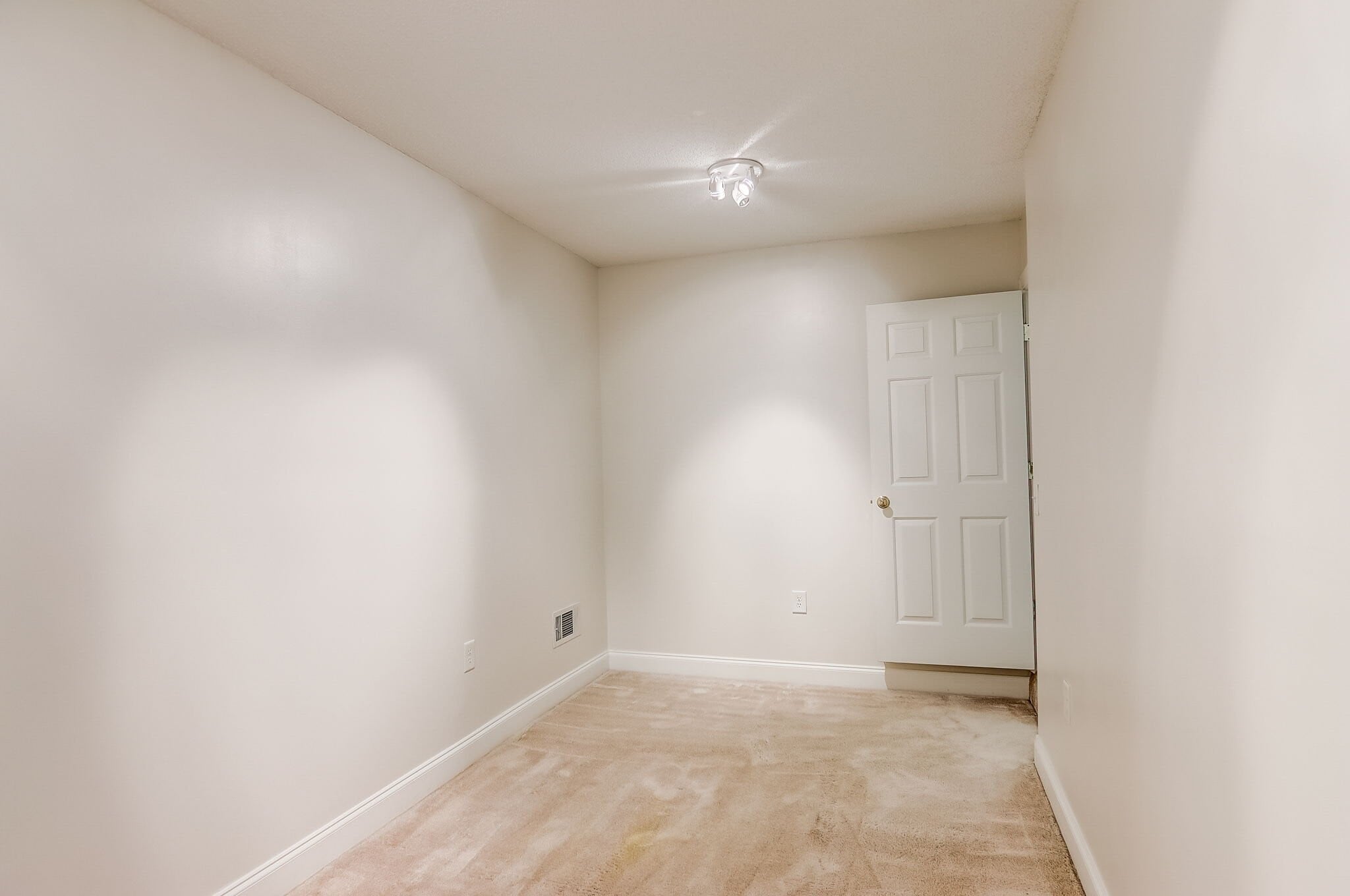 Building Photo - 893 W Pointe Dr