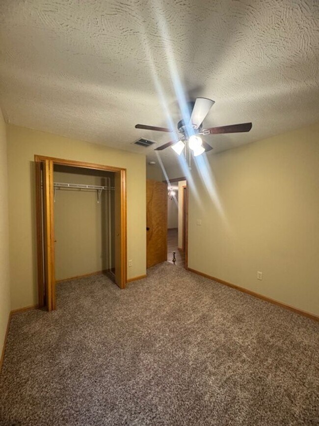 Building Photo - Southeast/Oak Grove Area!