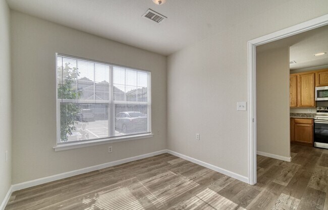 Building Photo - Great two bedroom, one bath near airport. AVAILABLE BEGINNING 6/17/26