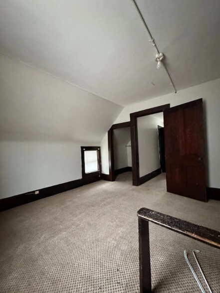 Building Photo - 505 E 9th St