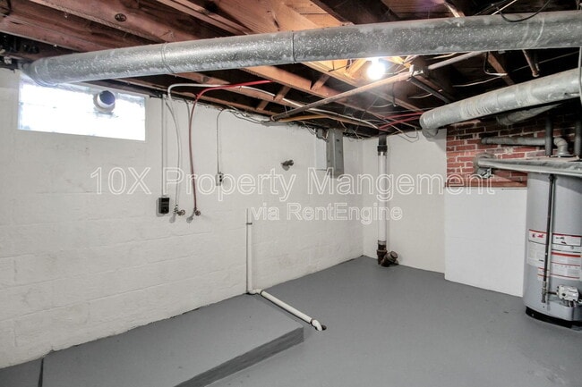 Building Photo - 1047 S James Rd