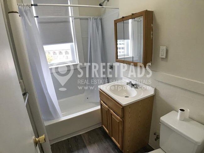 Building Photo - bedroom in Boston MA 02215