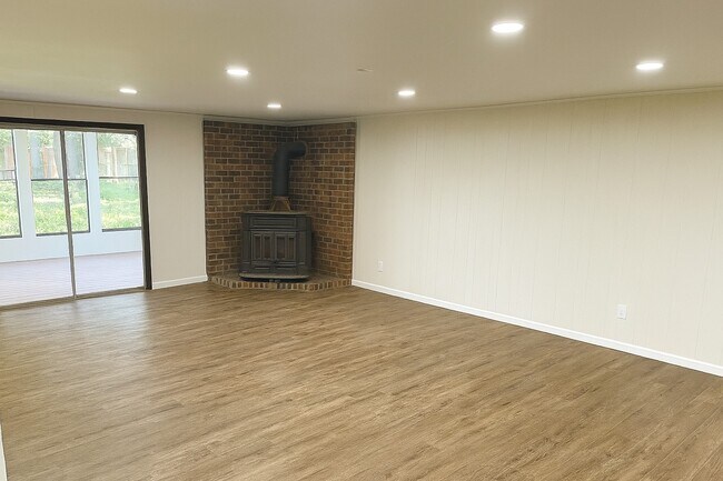 Building Photo - 218 Fernleaf Dr