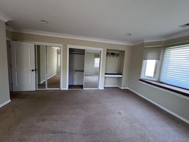 Building Photo - Charming 3 bedroom/ 2 bath single-family home