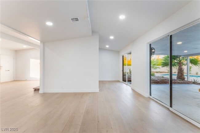 Building Photo - 548 E Oakey Blvd