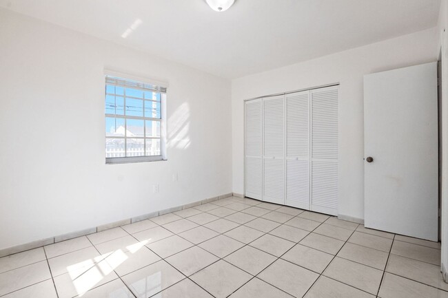 Building Photo - Comfortable 3-Bedroom Multifamily Home in Prime Miami Location