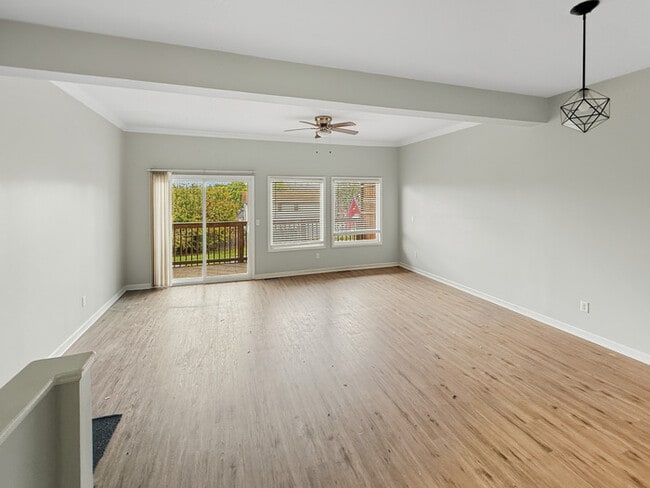 Building Photo - Town Home