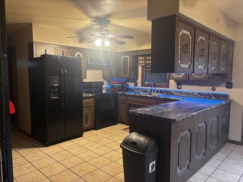 Kitchen - appliances included. - 829 W 5th Ave