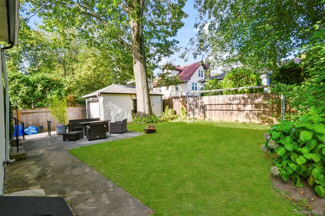 Building Photo - 506 Siwanoy Pl