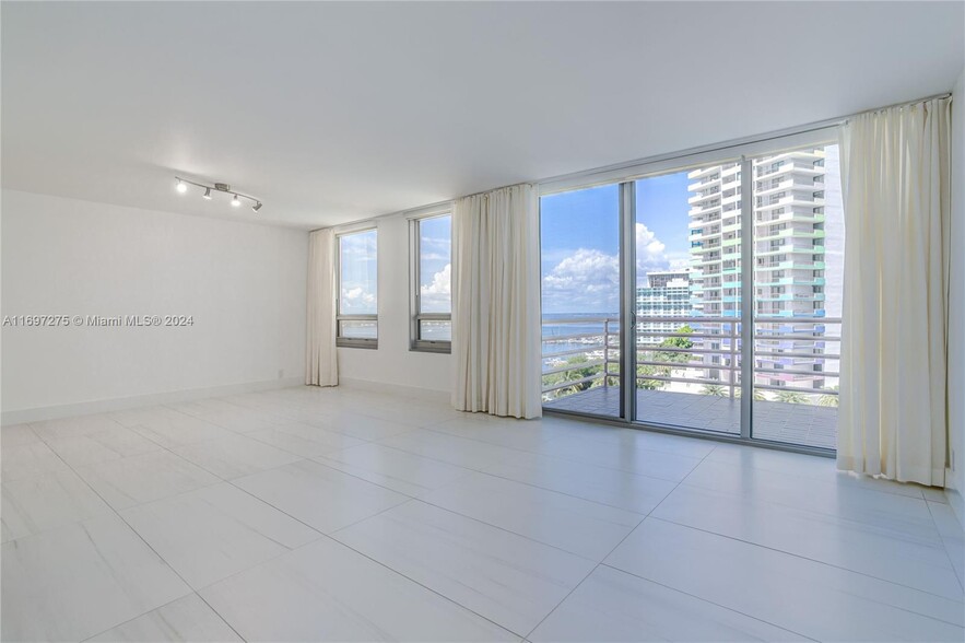 Primary Photo - 1541 Brickell Ave